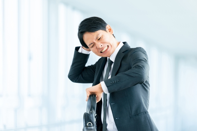 遅刻しそうで焦るサラリーマン