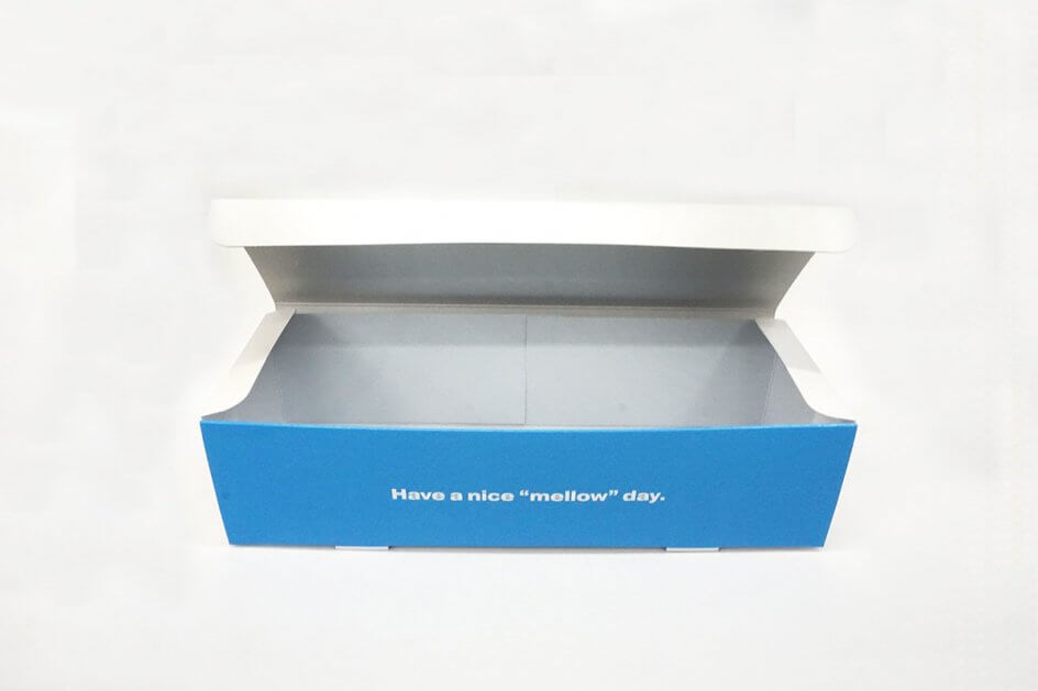 ドーナツの箱　正面　少し箱が空いている