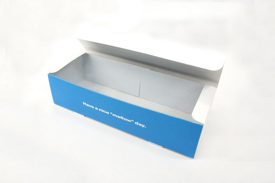 ドーナツの箱　右斜　少し箱が空いている