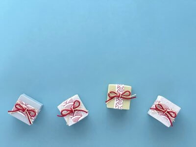 箱4つと青色の背景