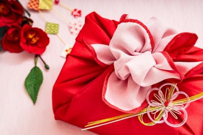 風呂敷に包まれたお年賀