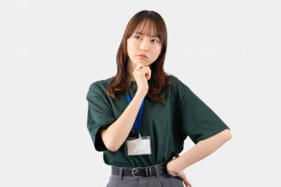 考えるビジネスウーマン