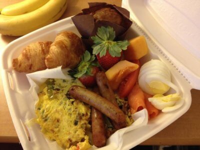 テイクアウトボックスに入った食べ物