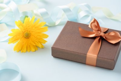 茶色いギフトボックスと黄色い花