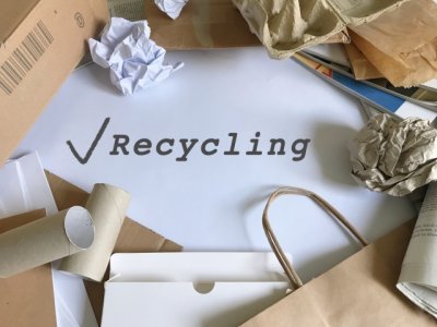 ダンボールとリサイクルの文字