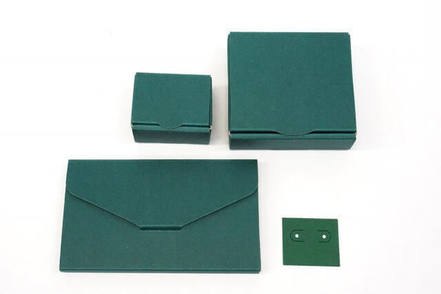 ピアスなどを入れて発送する箱