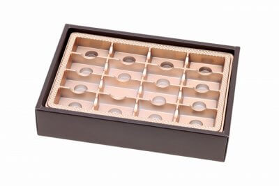 プラスチックの仕切りがついた箱