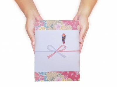 ノベルティを手渡し