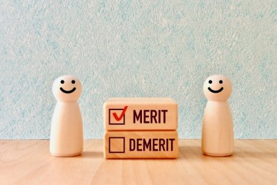 メリット、デメリットと書かれたピース