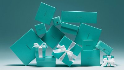 ティファニーのパッケージが複数並んでいる