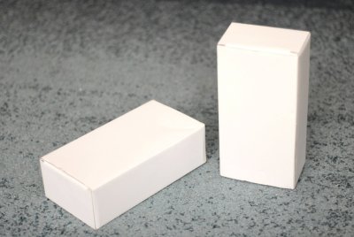 無地キャラメル箱 倒れている箱1つ、立っている箱1つ