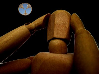 人形が頭を抱えて穴に落ちた様子