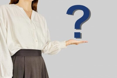 女性が手のひらを上に向けて？マークを持っている