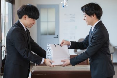 接客するビジネスマン