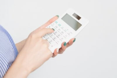 電卓をたたく手